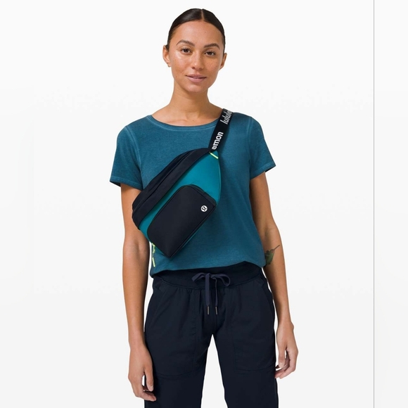 Lululemon The Rest is Written Belt Bag *3L True Navy / Hawaiian Blue - Picture 1 of 8